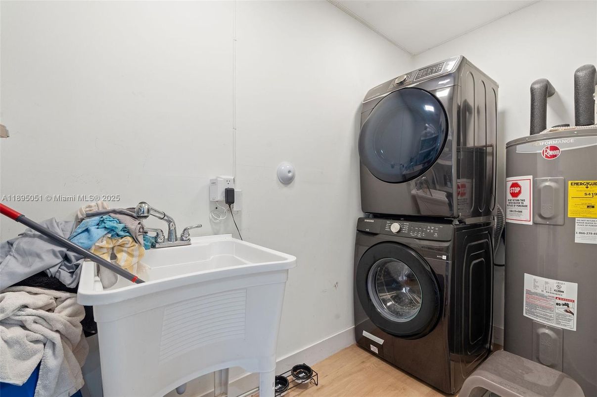 Interior, Washer, Wood Texture Flooring