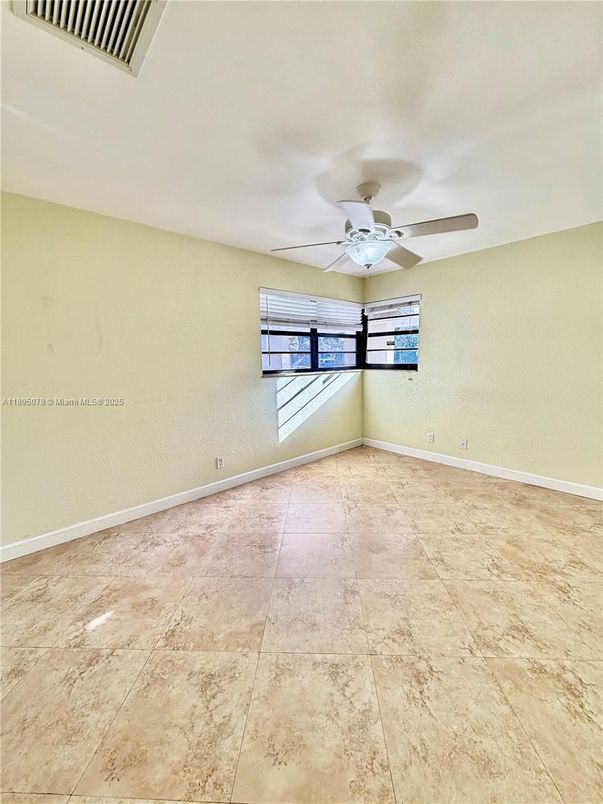 Empty room, Interior