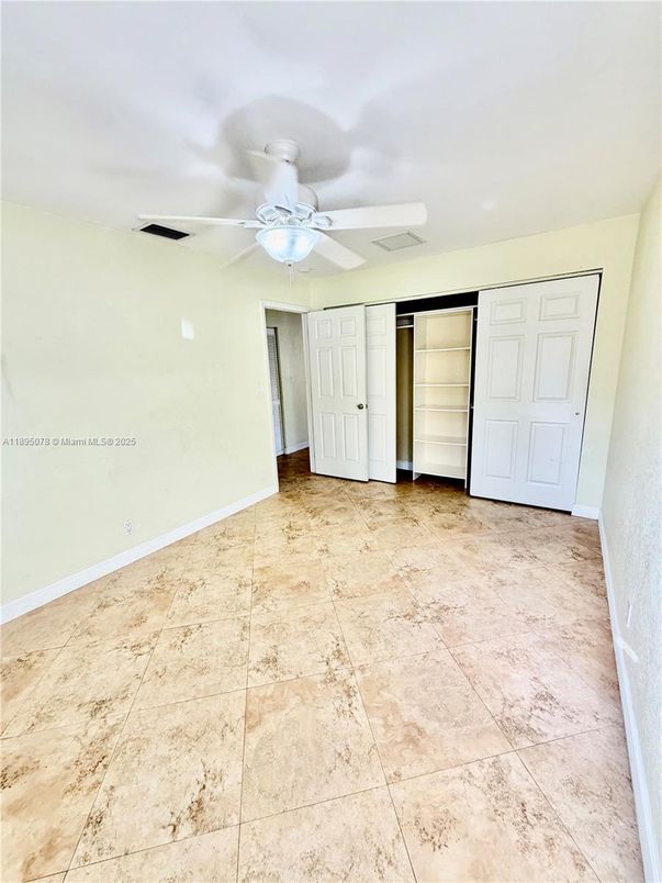 Empty room, Interior