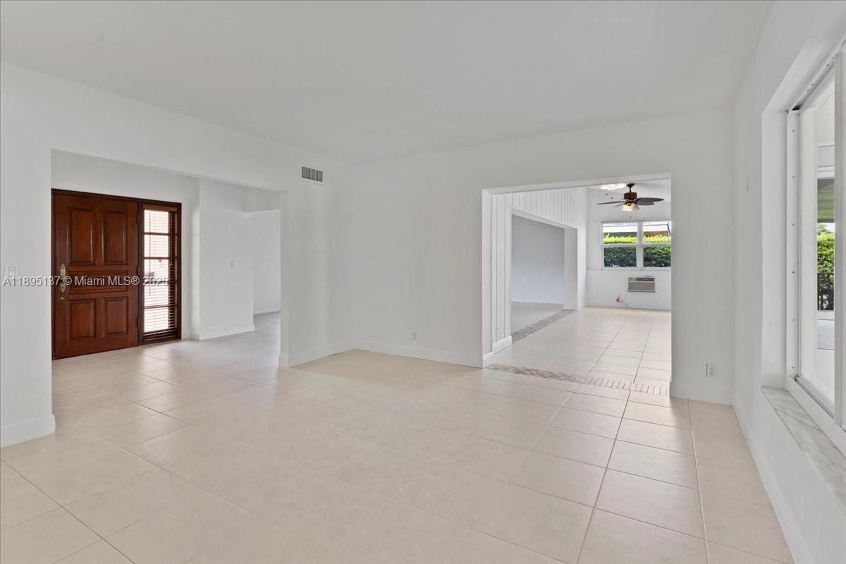 Empty room, Interior