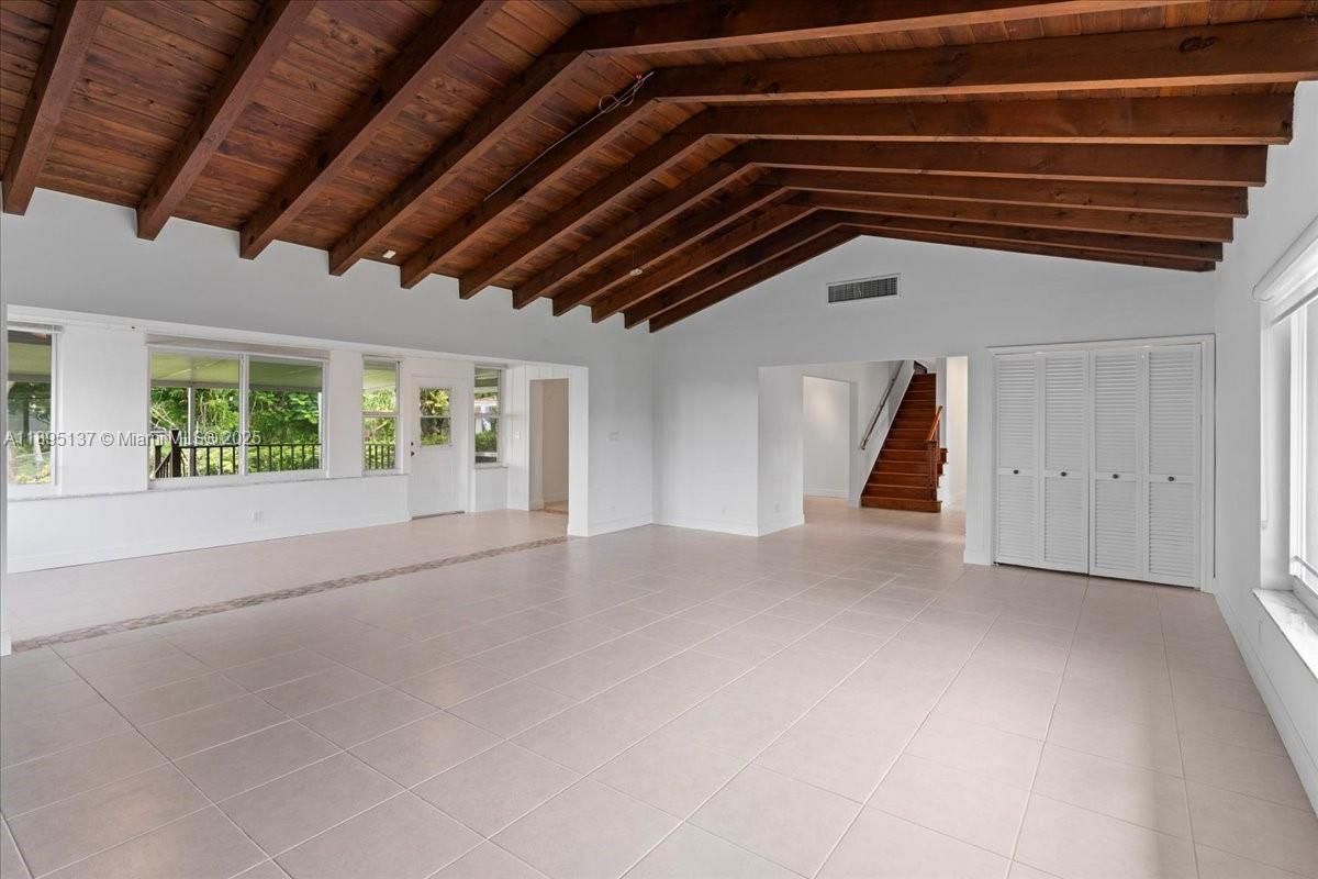 Empty room, Interior, Wooden Beams, Wooden Ceilings
