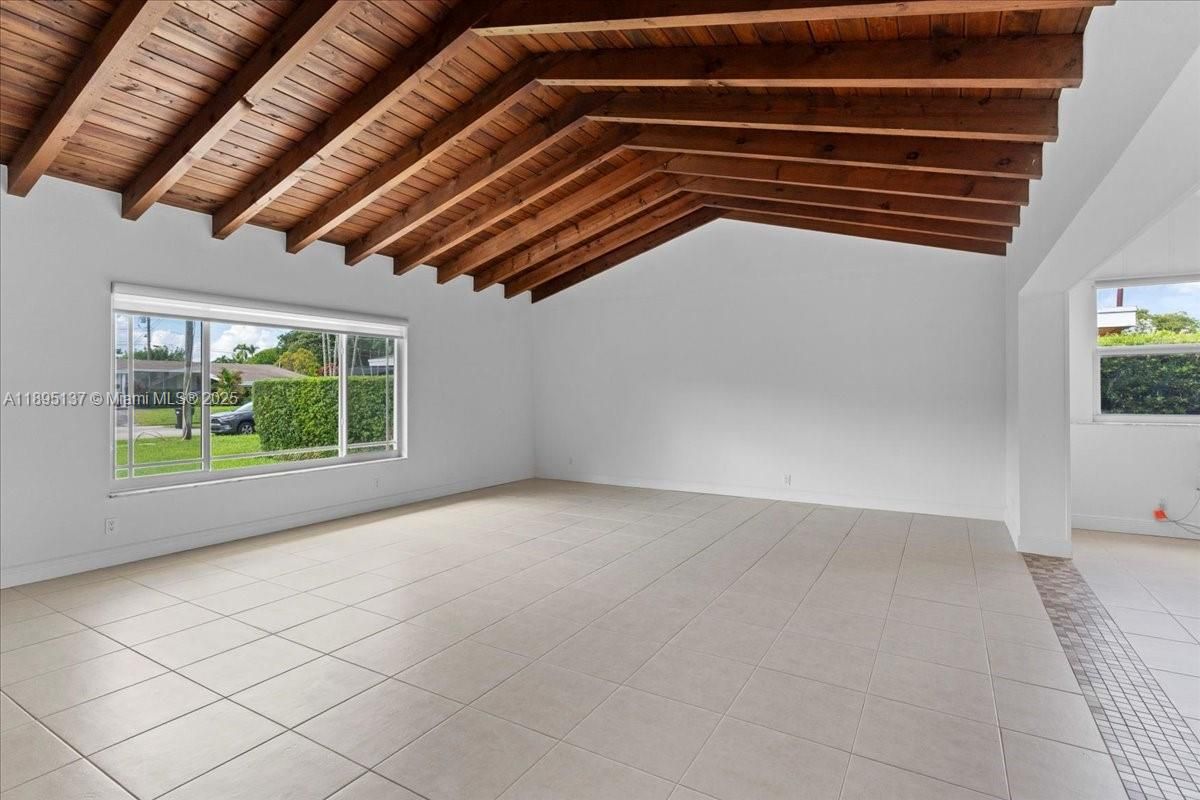 Empty room, Interior, Wooden Beams, Wooden Ceilings