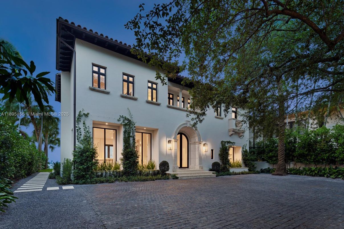 Exterior, Facade, Spanish Mediterranean