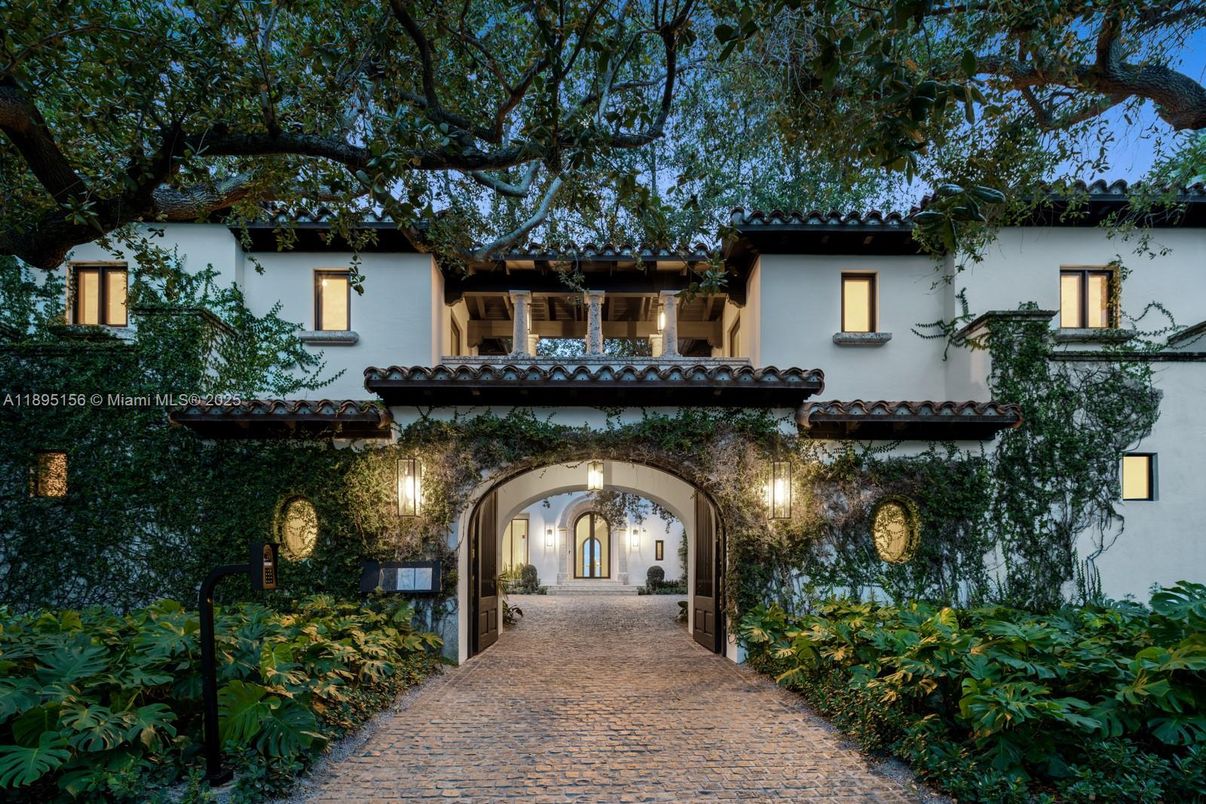 Exterior, Facade, Spanish Mediterranean