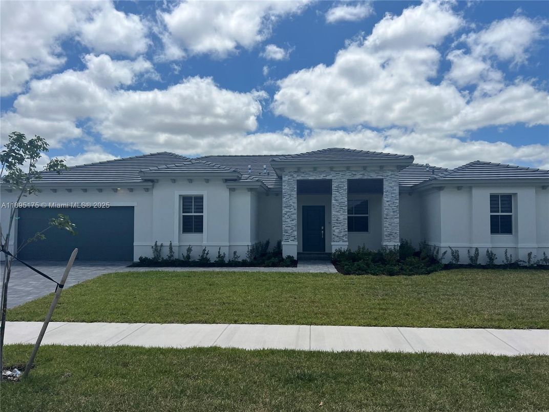 Attached, Exterior, Facade, Ranch