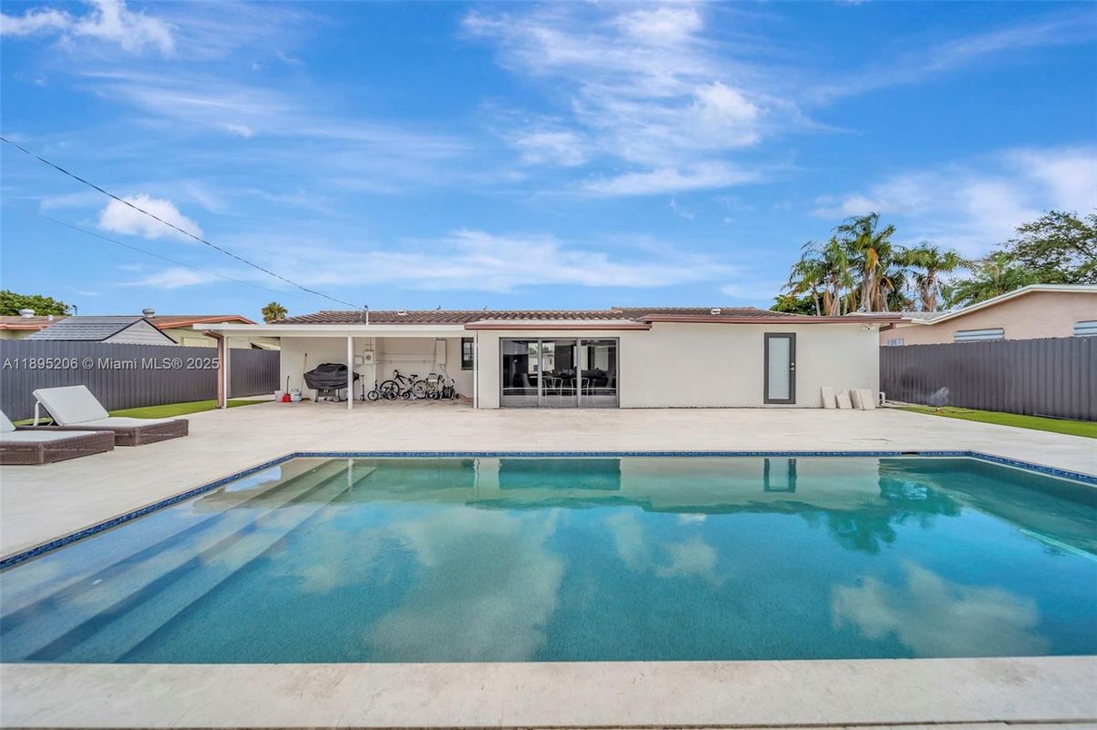 Exterior, Pool