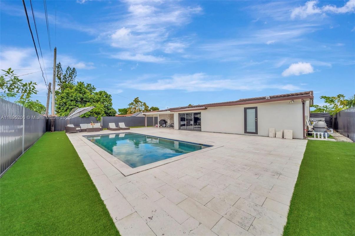Exterior, Pool