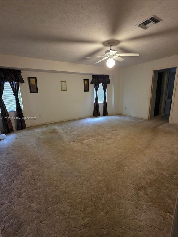 Empty room, Interior