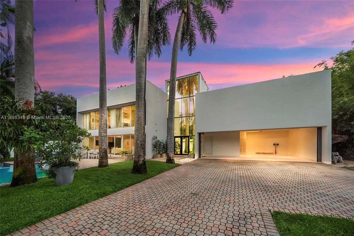 Attached, Backyard, Exterior, Facade, Modern