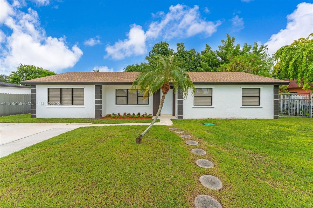 Backyard, Exterior, Facade, Ranch