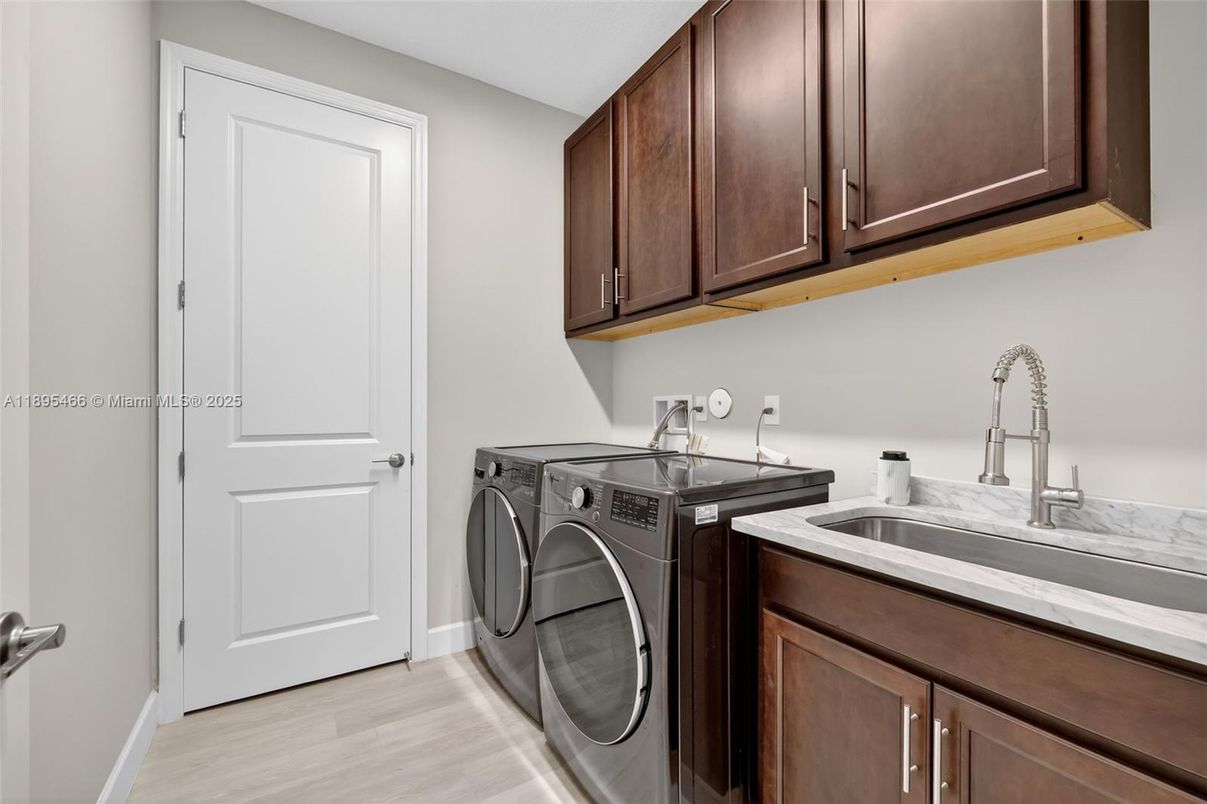Interior, Washer, Wood Texture Flooring