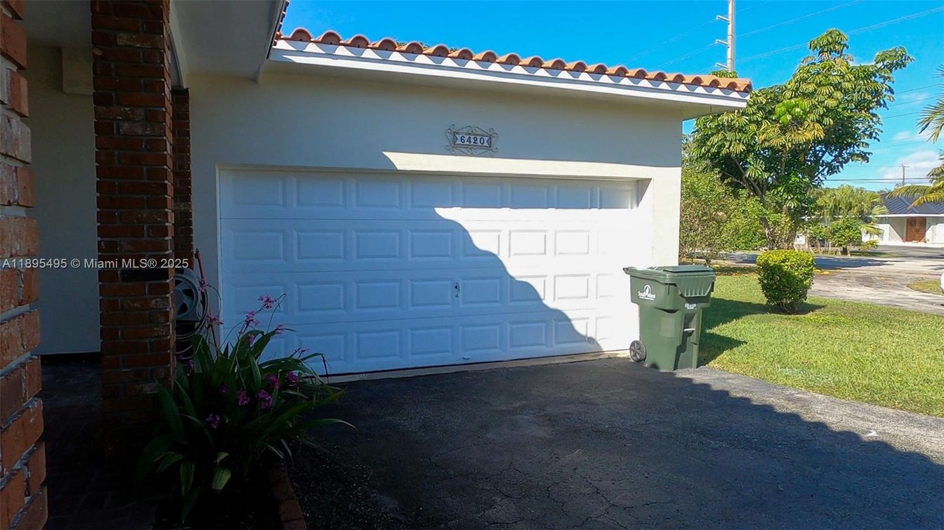 Detached Garage, Exterior