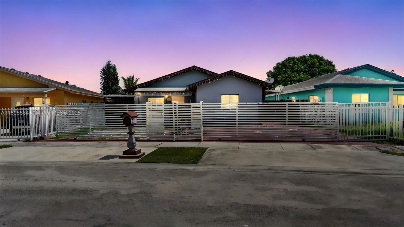 Exterior, Facade, Ranch
