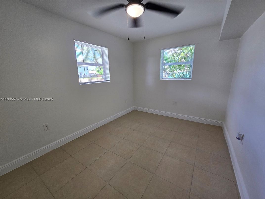 Empty room, Interior