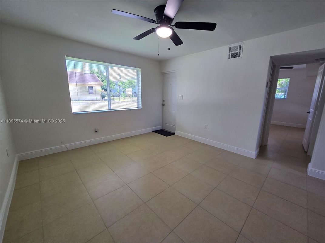 Empty room, Interior