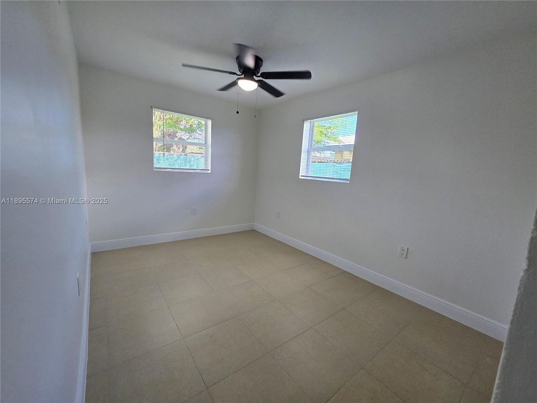 Empty room, Interior