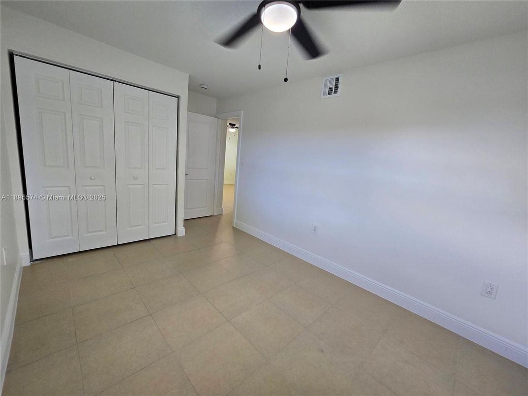 Empty room, Interior