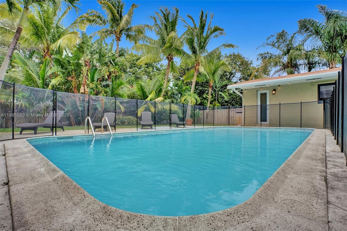 Exterior, Pool