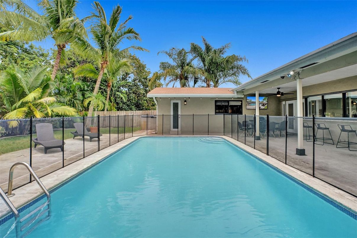 Exterior, Pool