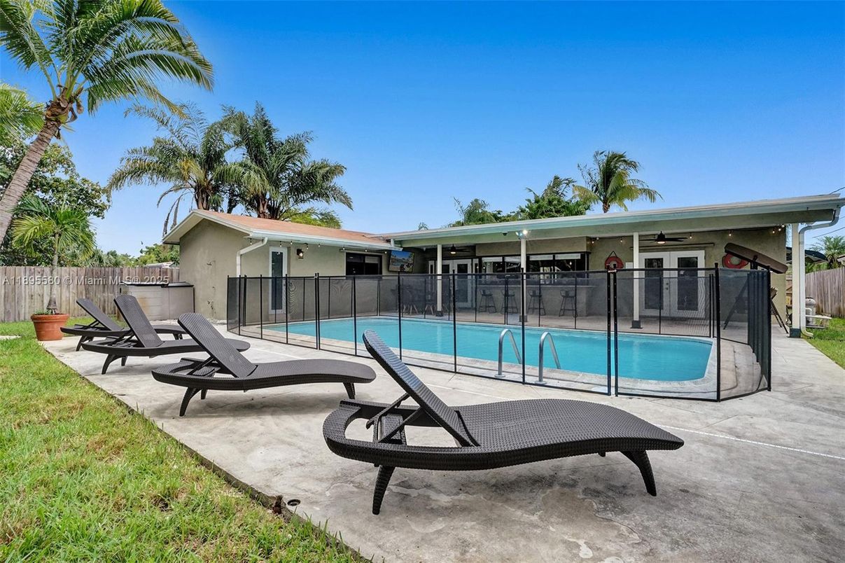 Exterior, Pool