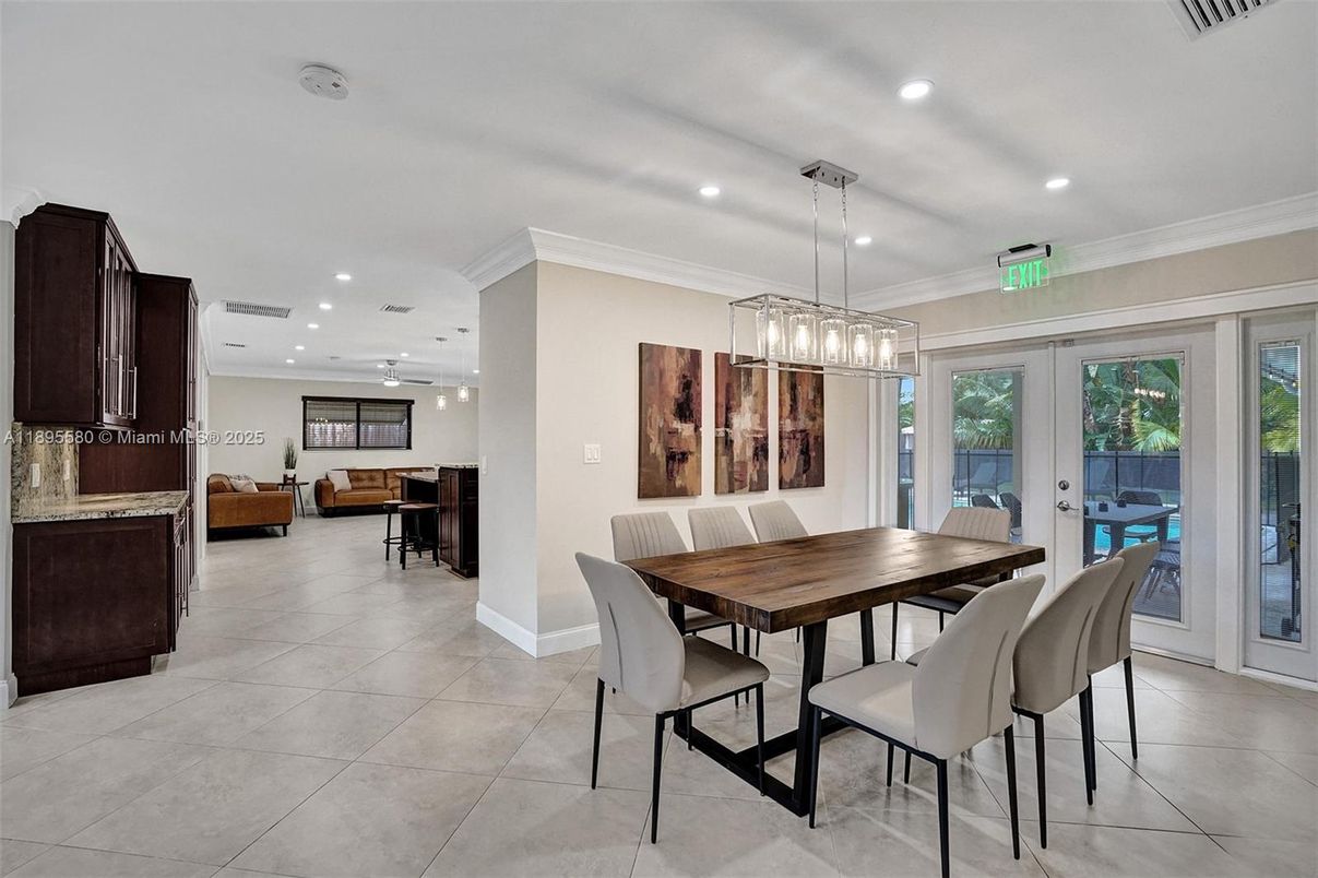 Dining room, Interior, Pendant Lights, Recessed Lighting