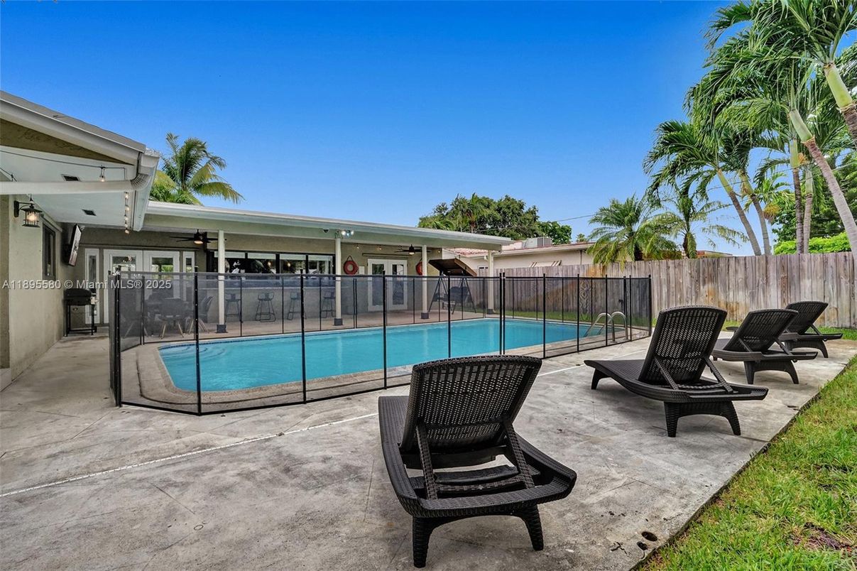 Exterior, Pool