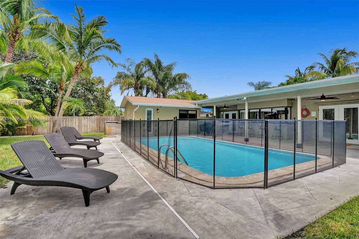 Exterior, Pool