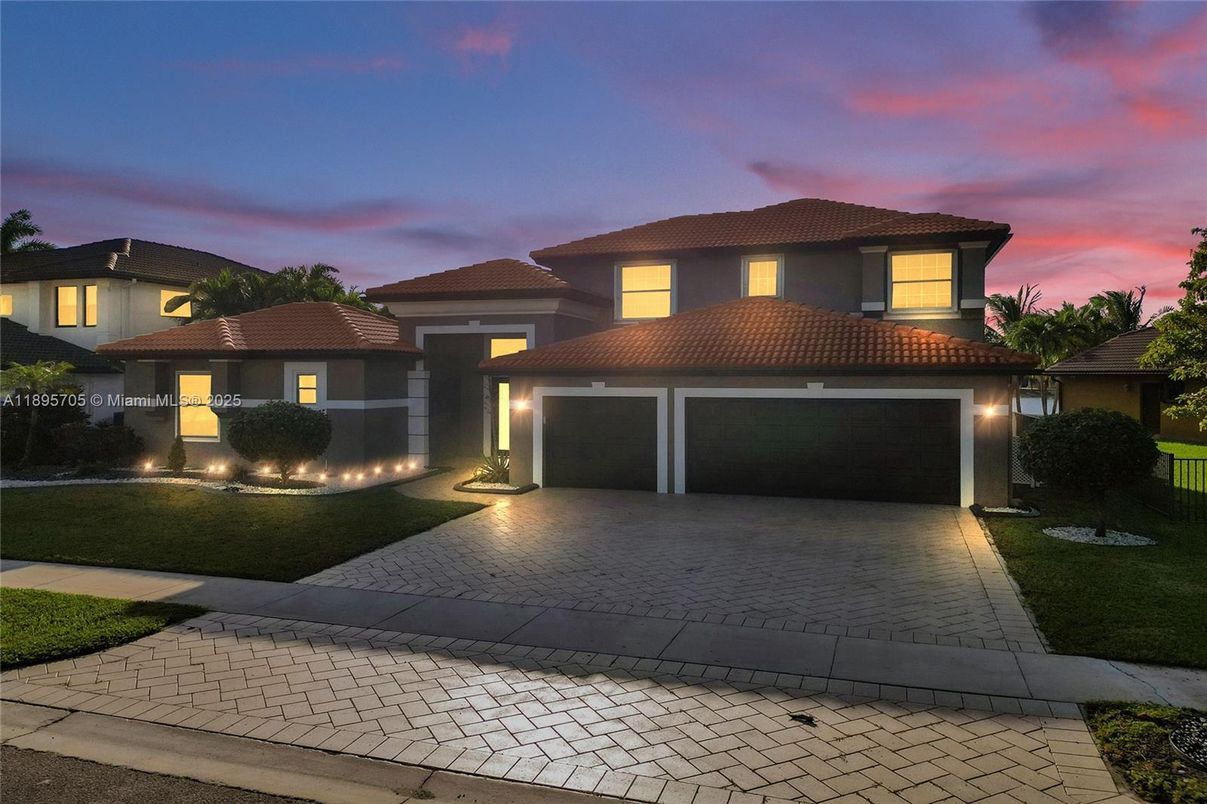 Attached, Exterior, Facade, Mediterranean