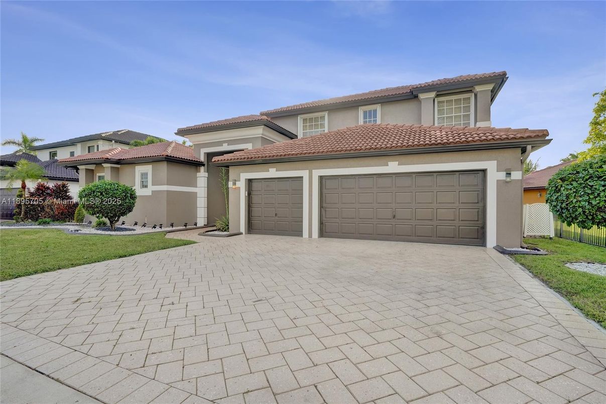 Attached, Exterior, Facade, Mediterranean