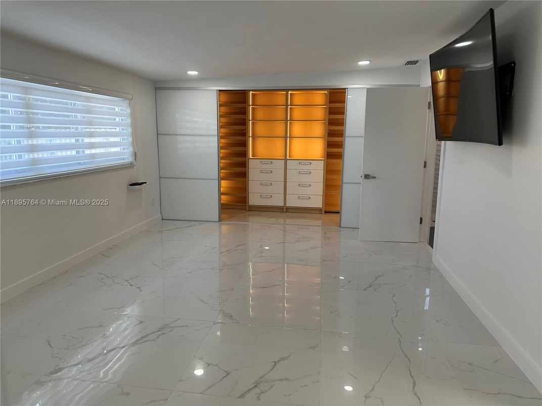 Empty room, Interior, Marble, Recessed Lighting