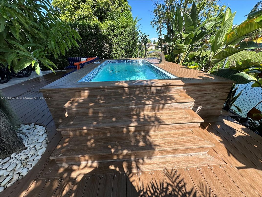 Exterior, Pool