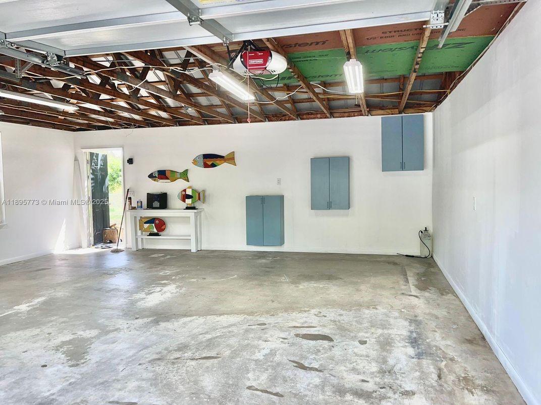 Garage, Interior, Wooden Beams