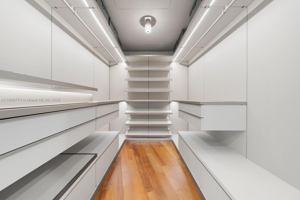 Interior, Walk-in Closets, Wood Texture Flooring