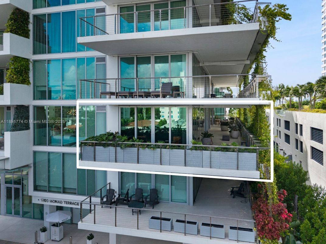 Exterior, Facade, Modern