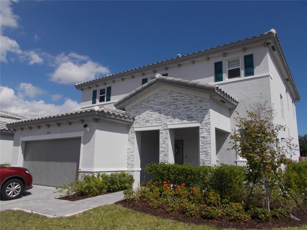 Attached, Exterior, Facade, Mediterranean