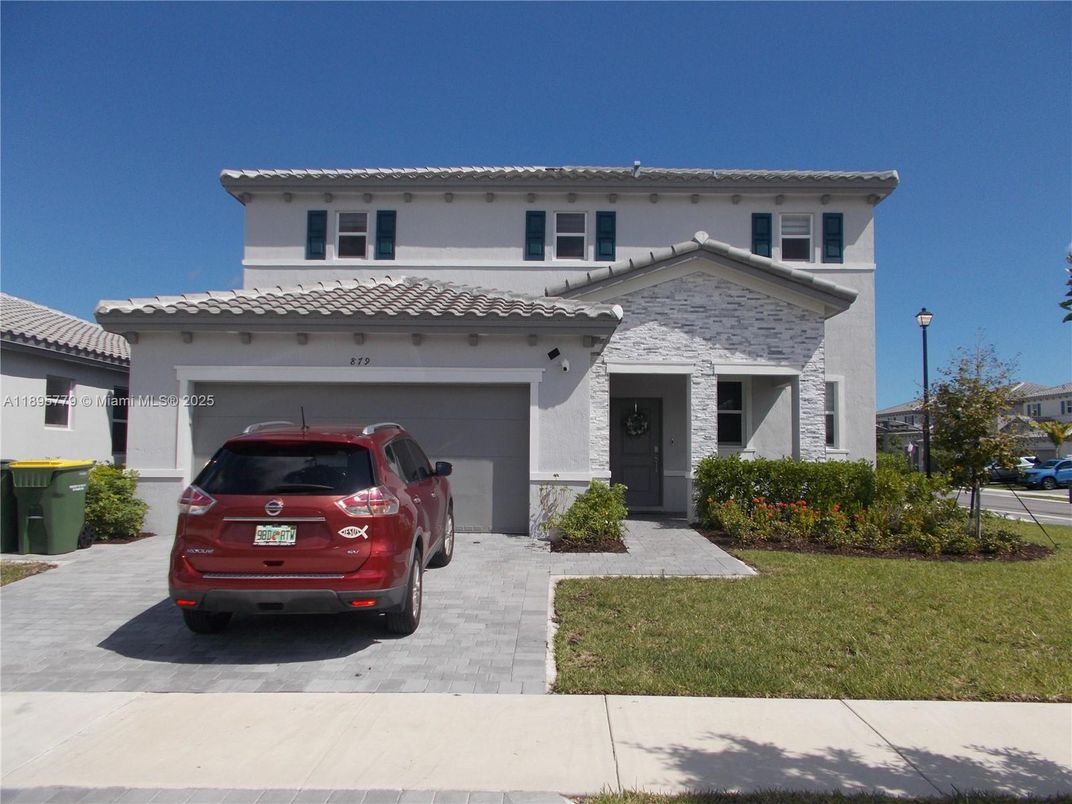 Attached, Exterior, Facade, Mediterranean