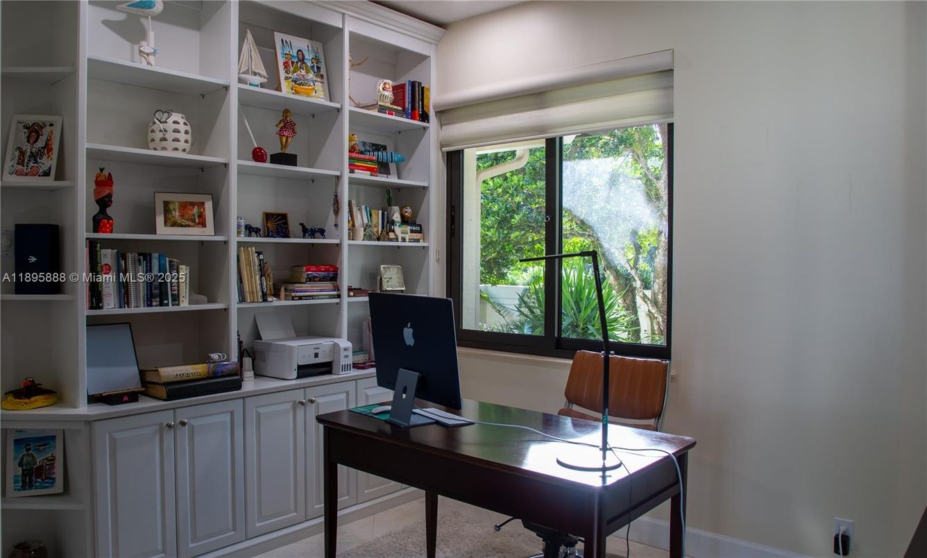 Home Office, Interior