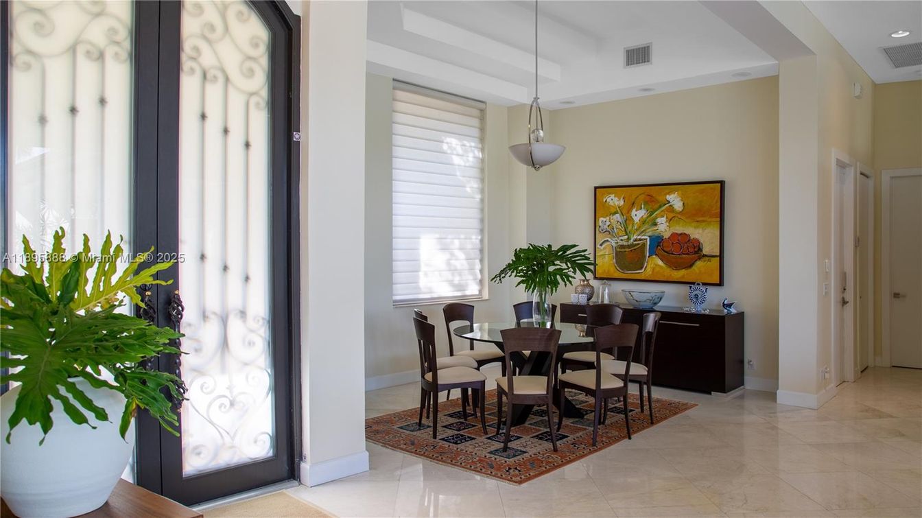 Dining room, Interior, Pendant Lights, Recessed Lighting