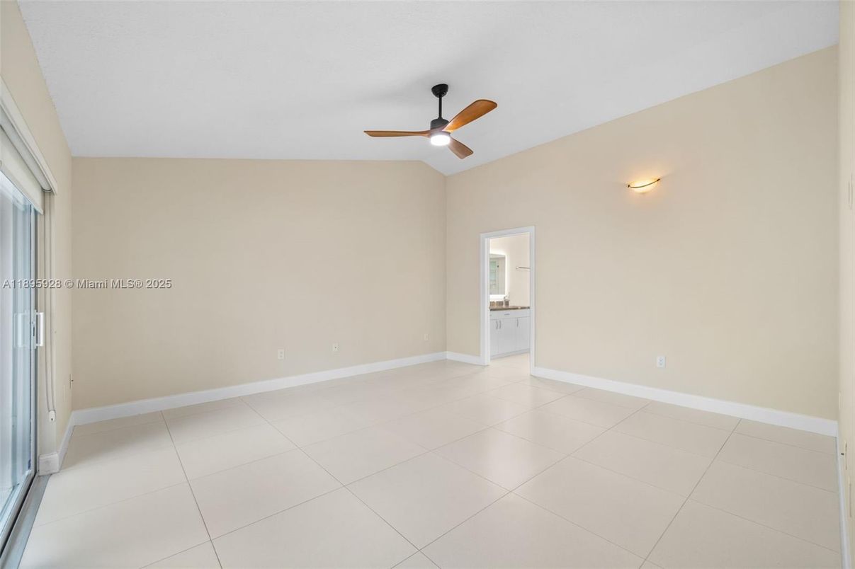 Empty room, Interior