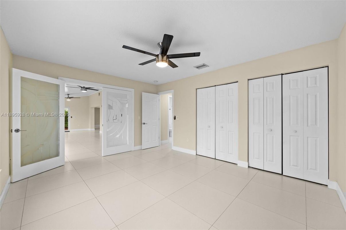 Empty room, Interior