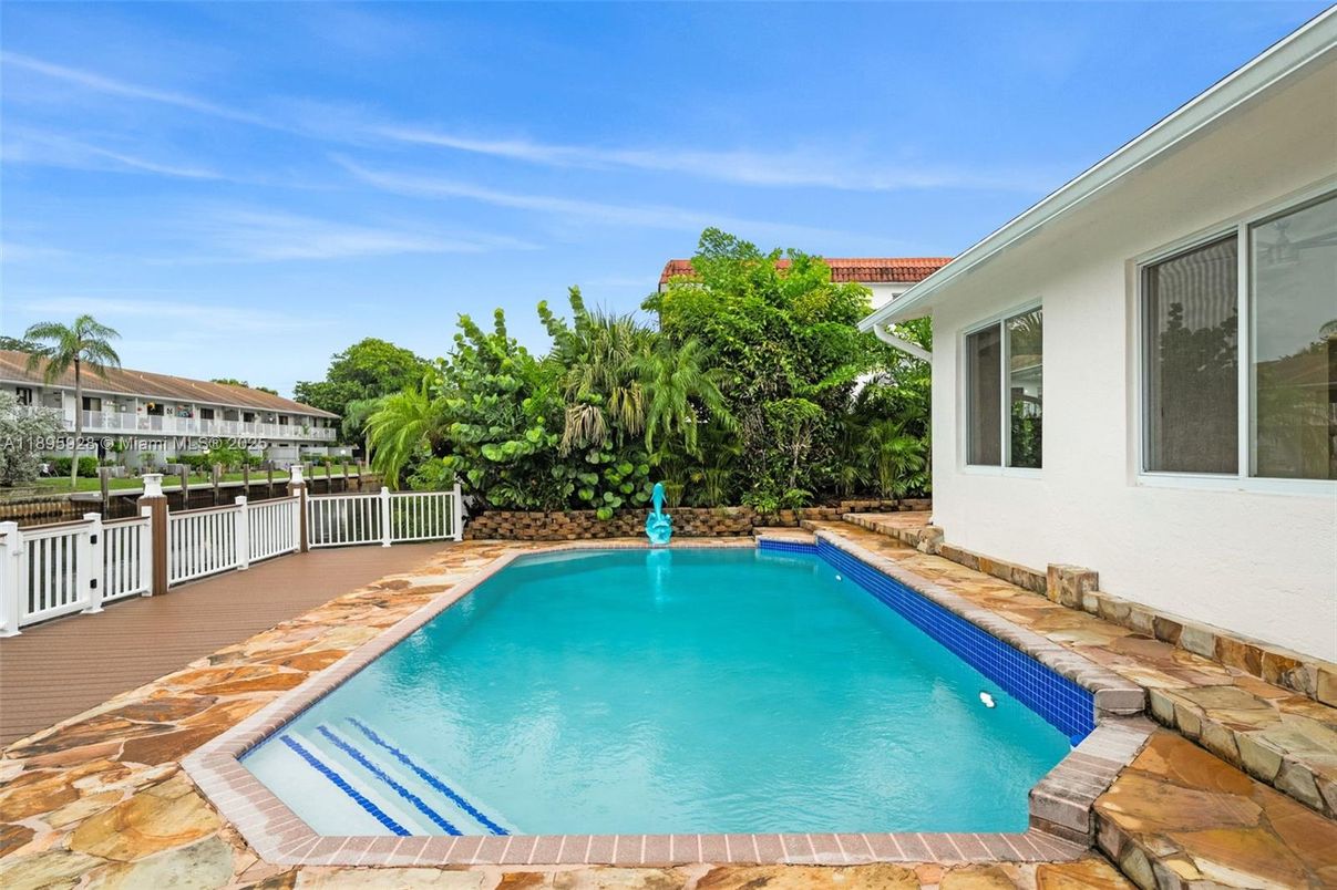 Exterior, Pool