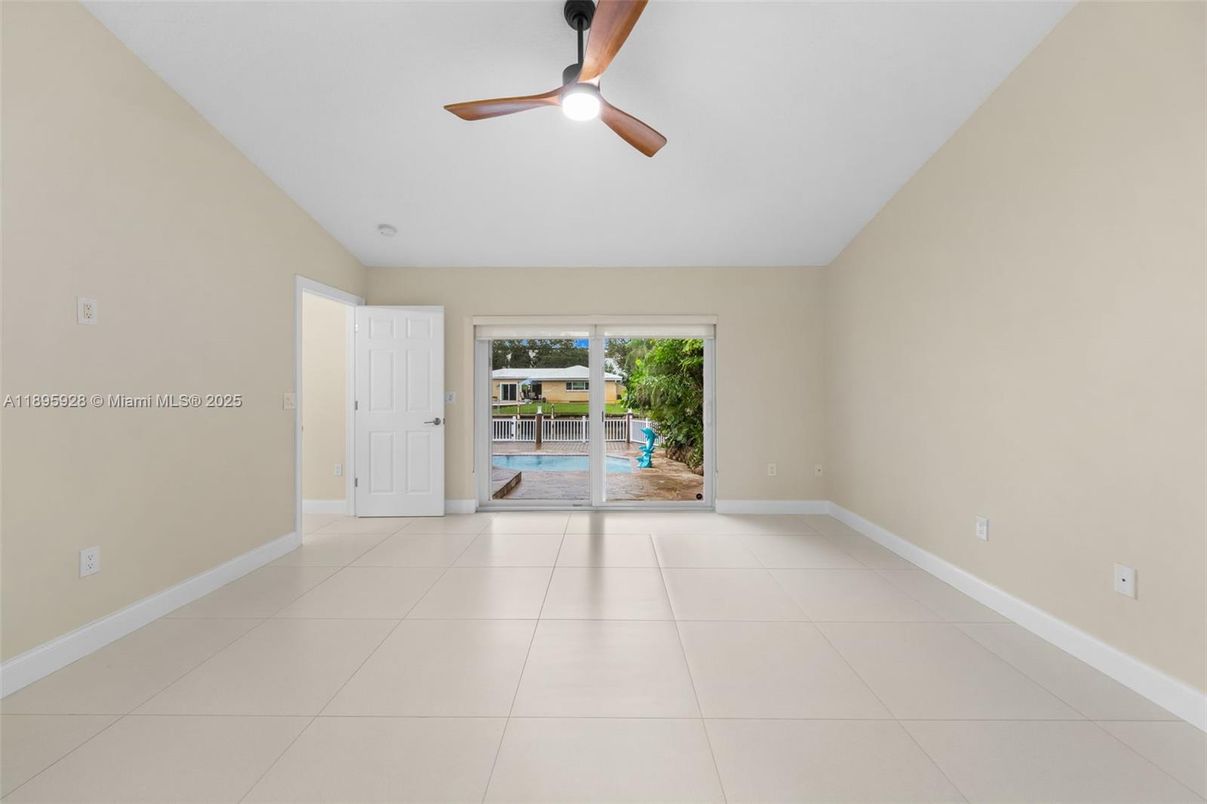 Empty room, Interior