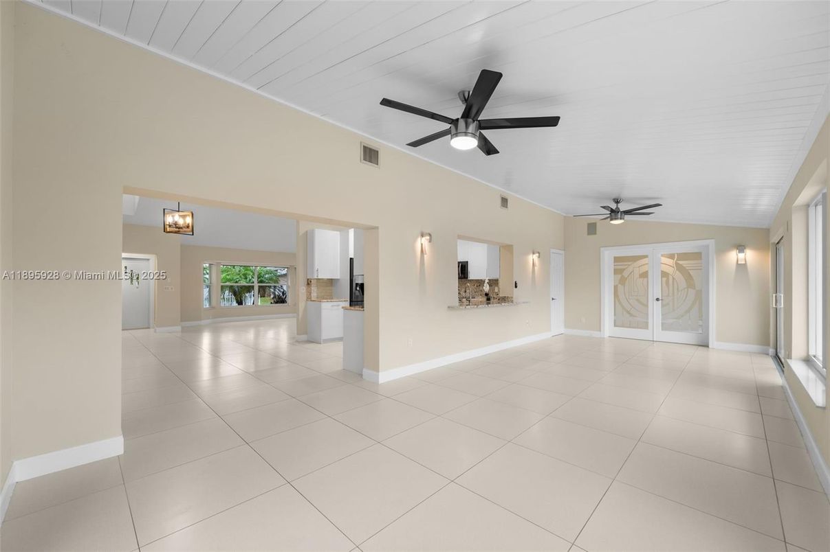 Empty room, Interior