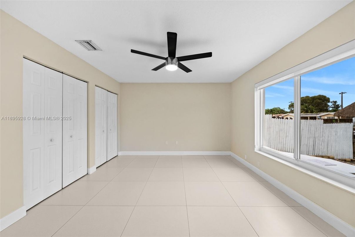 Empty room, Interior
