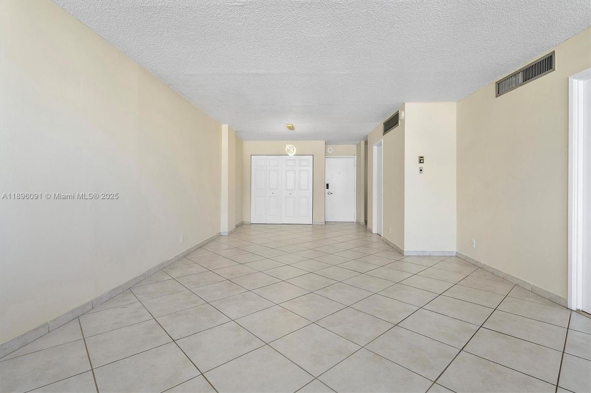 Empty room, Interior
