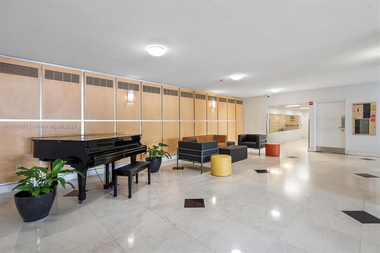 Interior, Piano