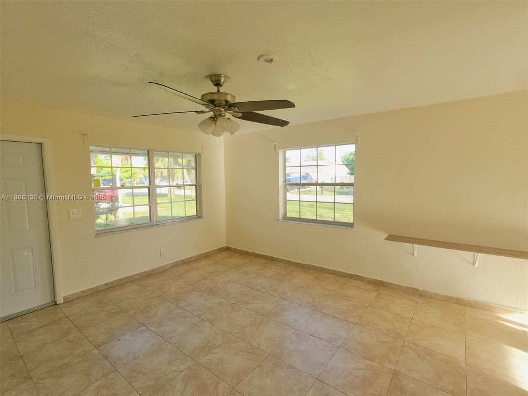 Empty room, Interior
