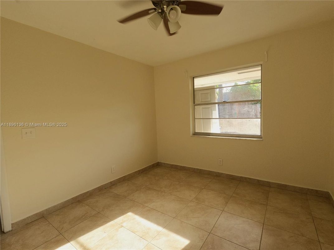 Empty room, Interior