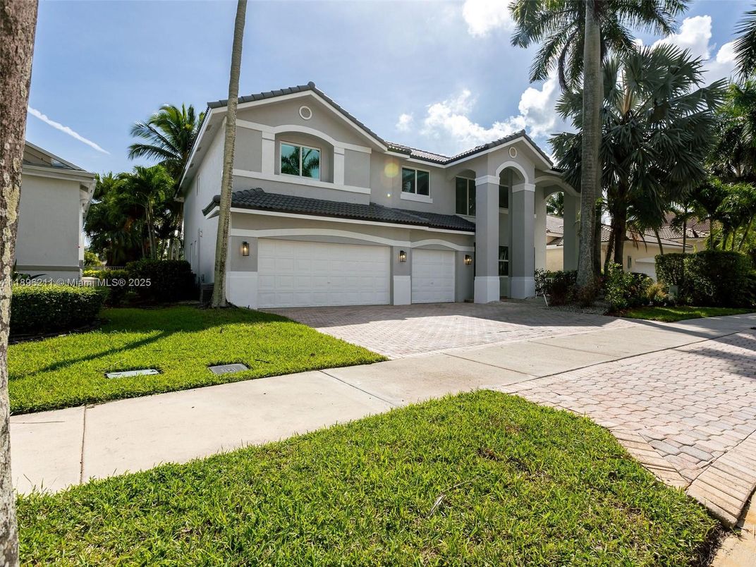 Attached, Exterior, Facade, Mediterranean