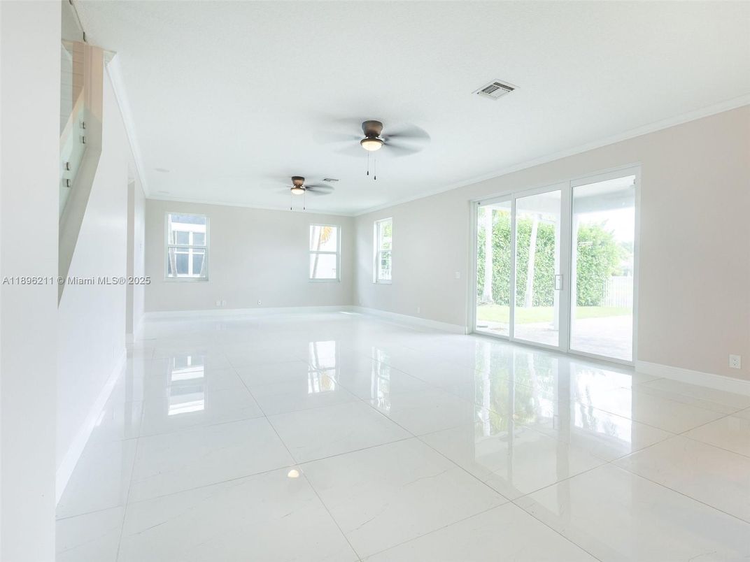 Empty room, Interior, Recessed Lighting
